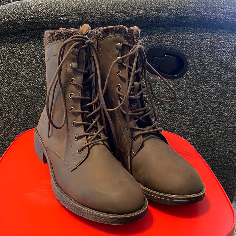 Women’s brown boot, 10